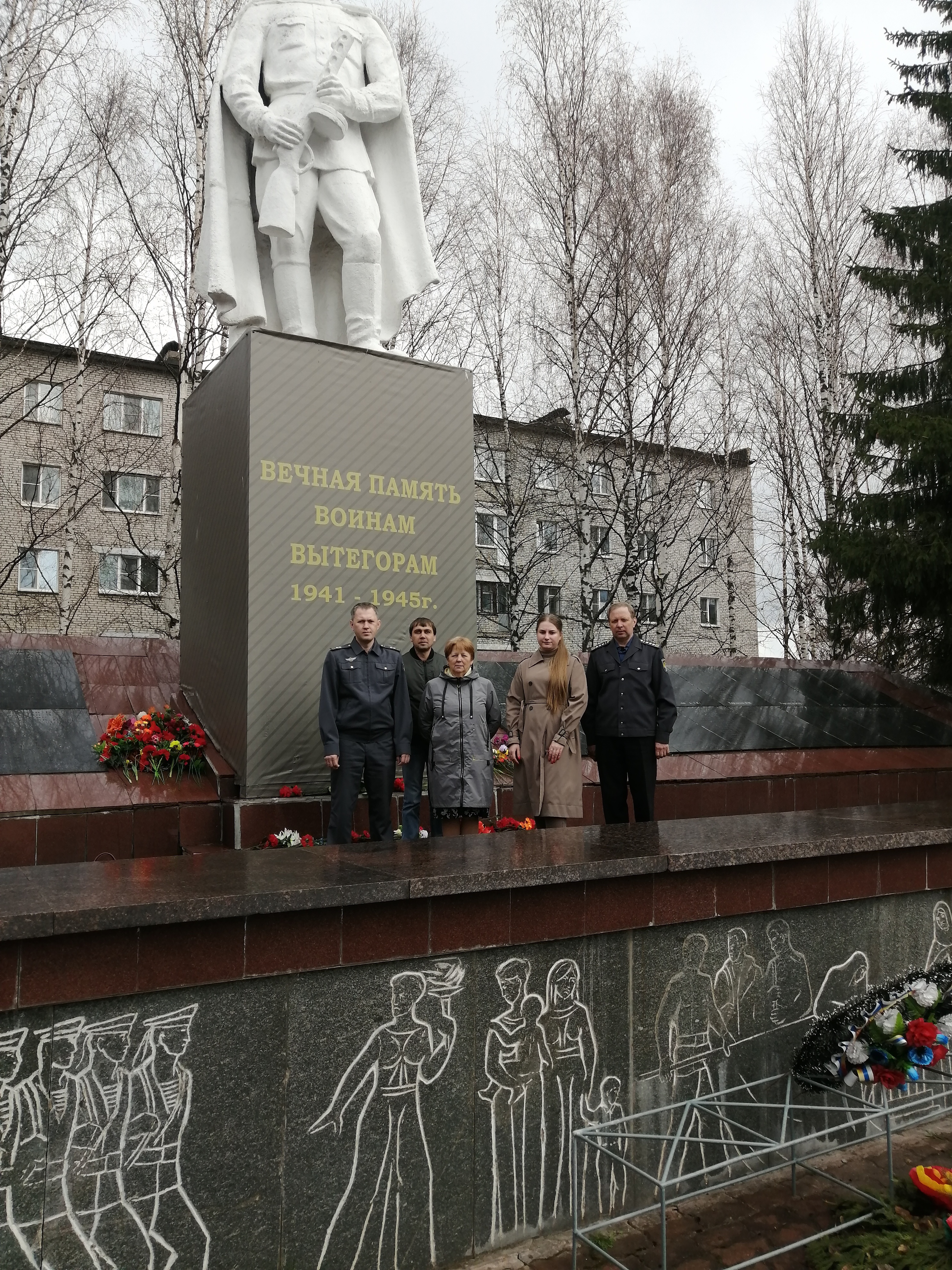 Возложение цветов к памятнику воинам-вытегорам